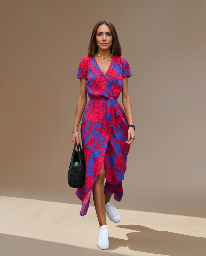 Julia | An elegant V-neck dress with a figure-hugging cut